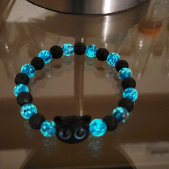 NWT Glow In The Dark Ladies Black & Blue Chinese Cat Lava Rock Stretch Bracelet - Picture 2 of 7